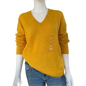 NWT Gap V Neck Sweater Size Medium